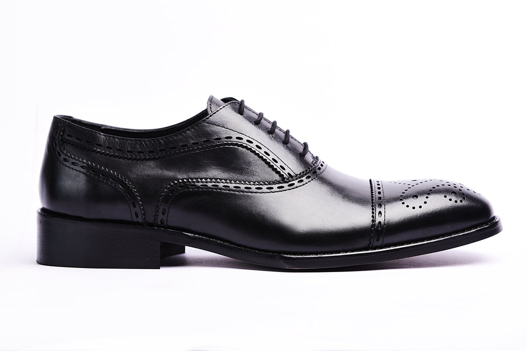 Black Foremen Brogue leather shoes with Lace-up type closure and rubber sole